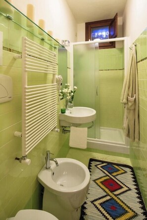 Shower - Romantic studio in medieval Rasiglia (Rasiglia)