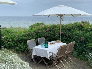 Outdoor dining - Beachfront house at Hølken beach (Odder)