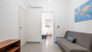 TV - Diaz Apartment – Comfort and relaxation with a small terrace in Cagliari 🌿☀️ (Cagliari)