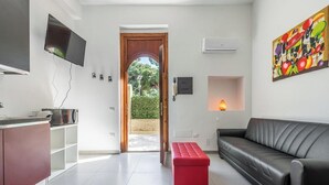 TV - Diaz Apartment – Comfort and relaxation with a small terrace in Cagliari 🌿☀️ (Cagliari)