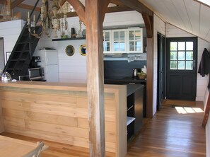 Réfrigérateur, un four, surface de cuisson, lave-vaisselle