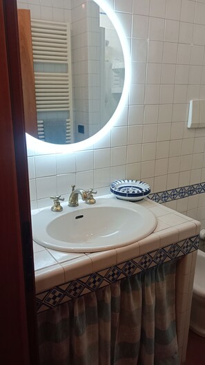 Handtücher, Seife, Toilettenpapier
