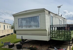Exterior - Cabin Sleeps 6 With Patio and Pets Welcome (Skegness)
