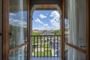 A balcony with a view of a town, a wooden railing, and a clear sky. - Welcome to our charming apartment located in the historic and picturesque Piazza dei Ciompi, in the vibrant heart of Florence.This elegant retreat, ideal for couples or solo travelers, offers an authentic and comfortable experience, immersing you in the  (Florence)