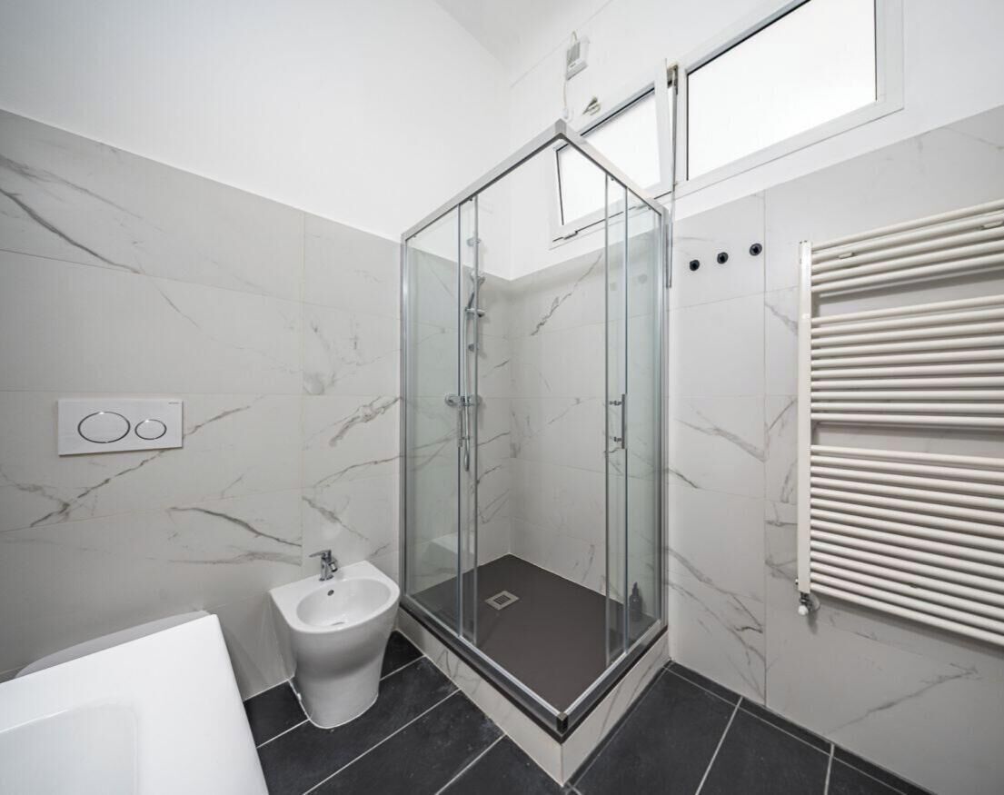 Shower, bidet, towels