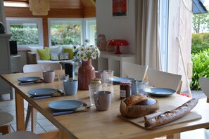 Dining - Vrbo Property (Crozon)