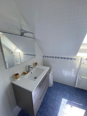Bathroom - Vrbo Property (Crozon)