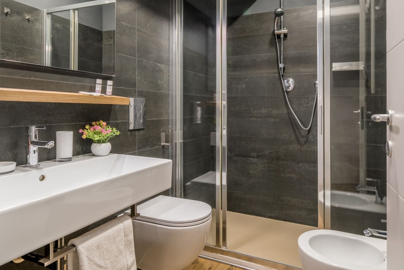 Een douche, een bidet, shampoo