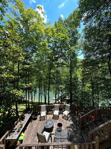 Cozy Lakefront home with private dock, 5 minutes off I-75! kayaks and canoe!