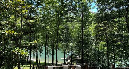 Cozy Lakefront home with private dock, 5 minutes off I-75! kayaks and canoe!