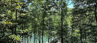 Cozy Lakefront home with private dock, 5 minutes off I-75! kayaks and canoe!