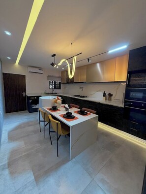 Appartement Économique, balcon, vue ville | Cuisine privée | Réfrigérateur, micro-ondes, four, plaque de cuisson