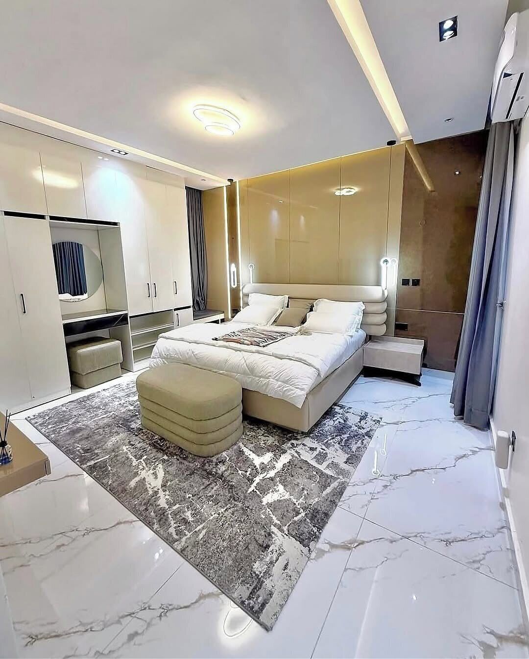 Departamento económico, balcón, vista a la ciudad | Caja de seguridad en la habitación y escritorio 