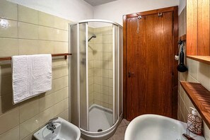 Douche, bidet, serviettes fournies, papier de toilette
