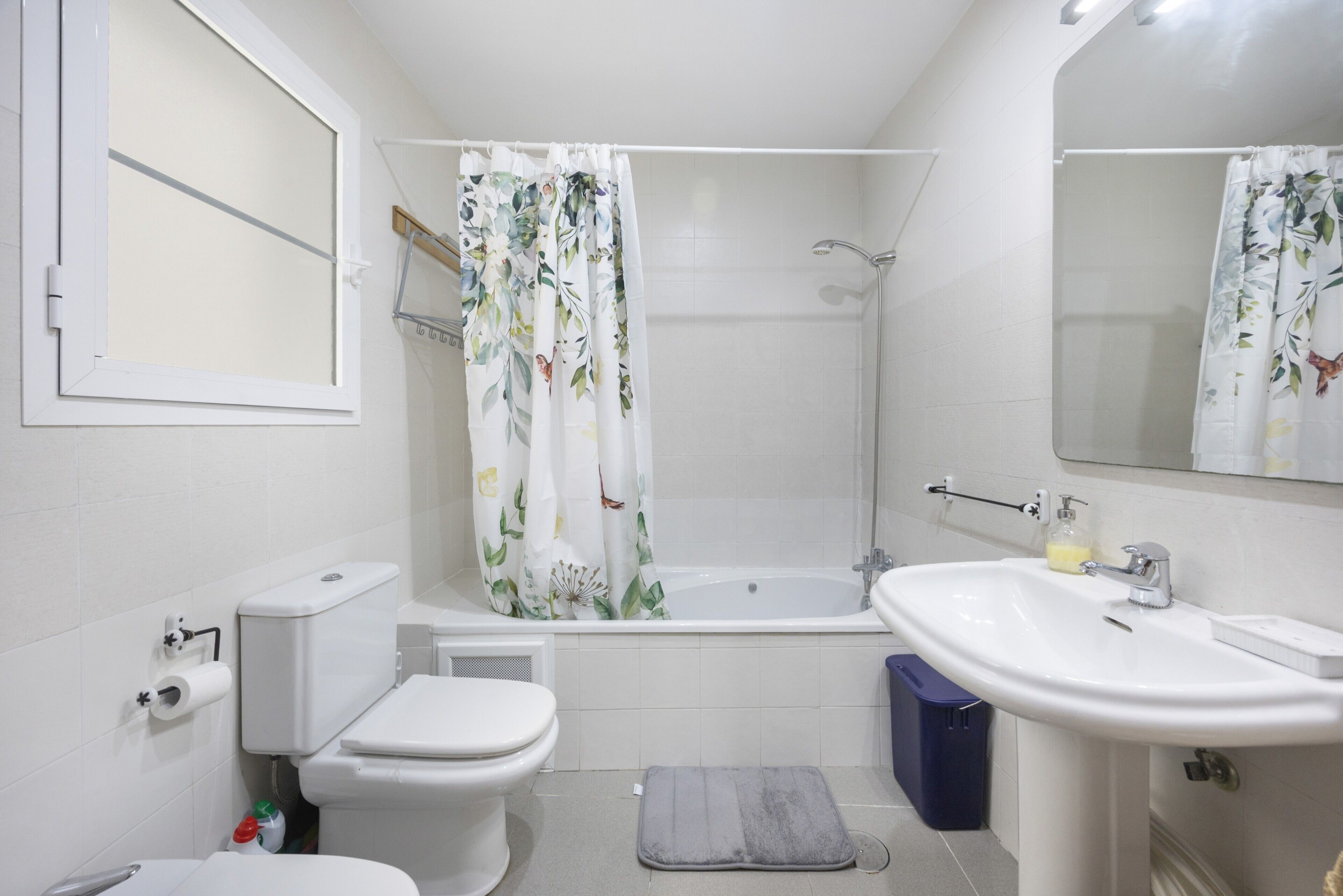 Un baño con inodoro, bidé, ducha y lavamanos.