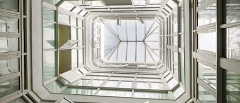 Estrutura de teto de vidro com design geométrico e vários claraboias.