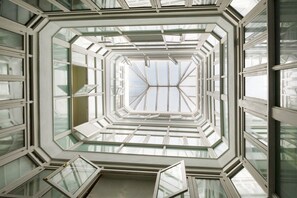 Estructura de techo de cristal con forma geométrica y varios tragaluces.