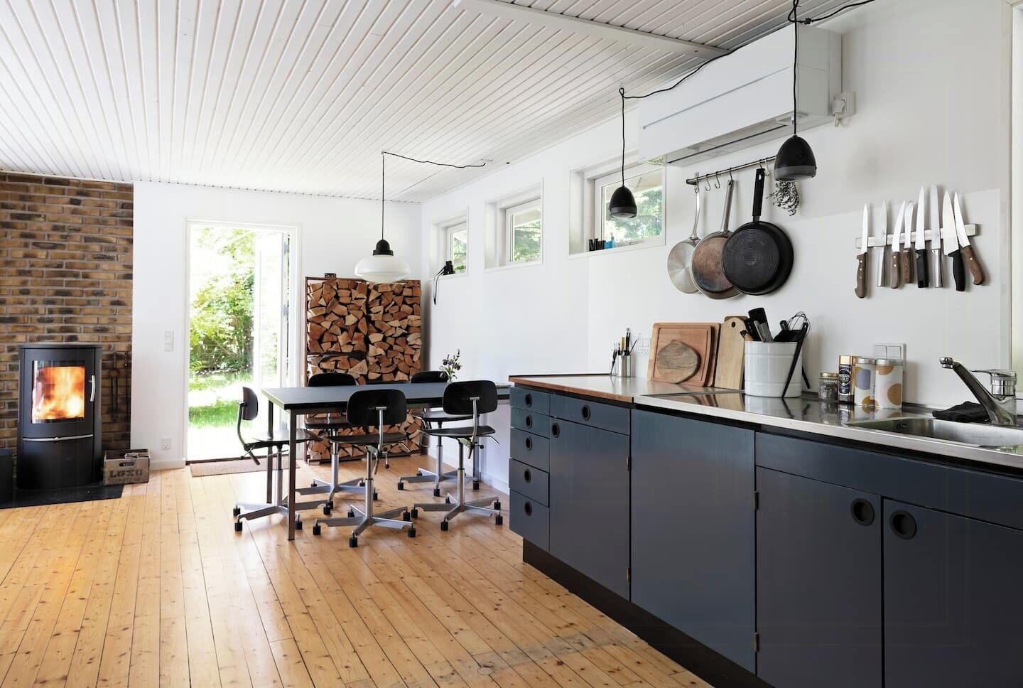 Microwave, oven, dishwasher, coffee/tea maker