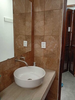 Asciugacapelli, asciugamani, sapone, carta igienica