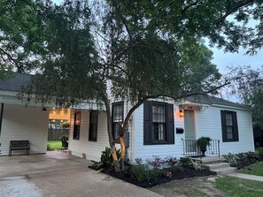 Exterior - Monroe's Charming Gem (Monroe)