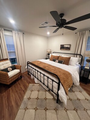 Room - Monroe's Charming Gem (Monroe)