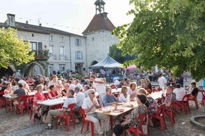 Outdoor dining - Vrbo Property (Tournon-d'Agenais)