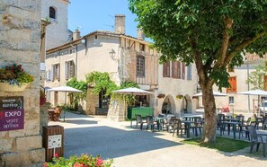 Outdoor dining - Vrbo Property (Tournon-d'Agenais)