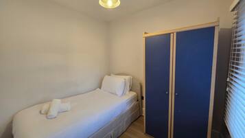 4 soverom, strykejern/-brett, internettilgang og sengetøy