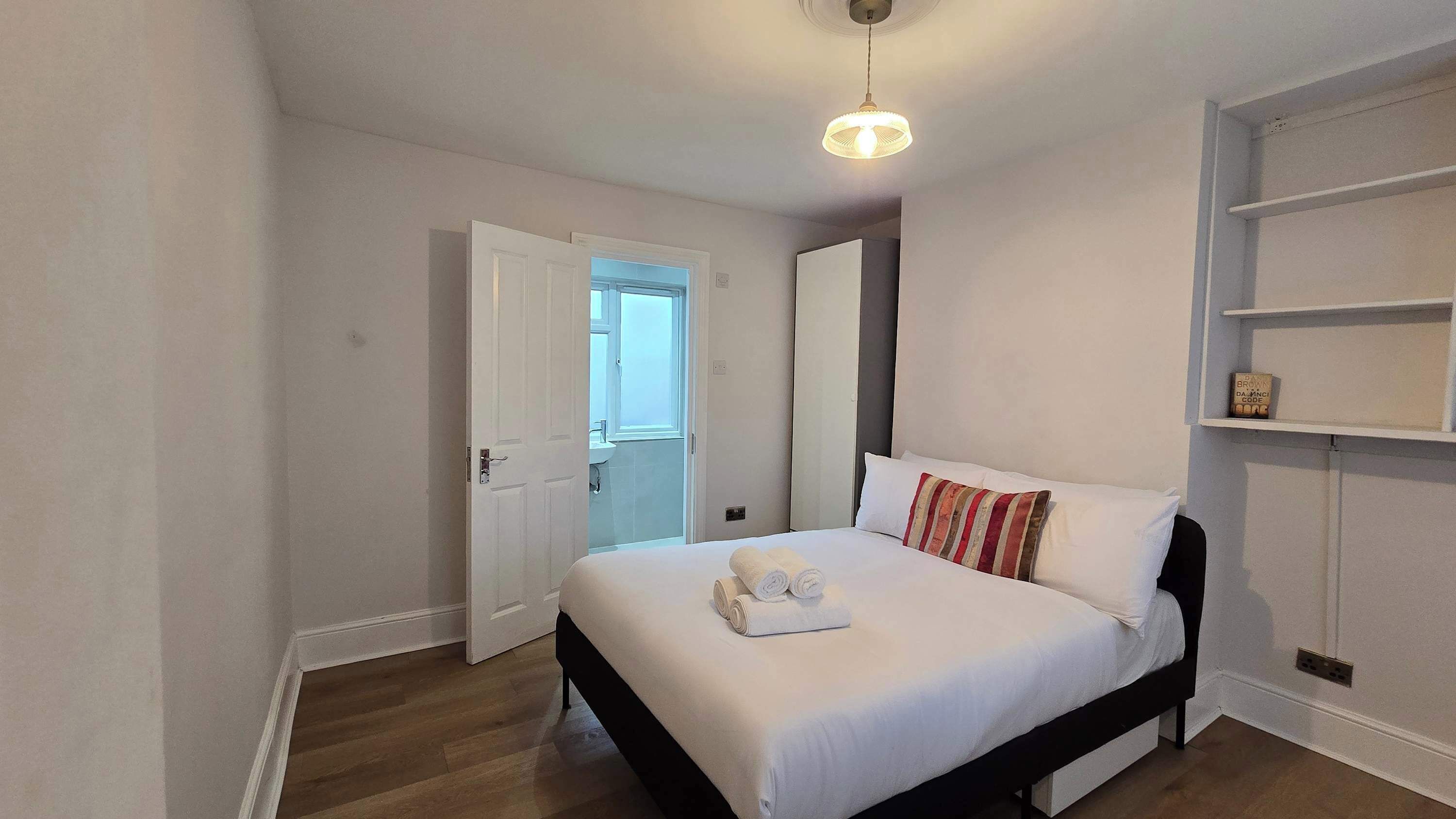 Iron/ironing board, Internet, bed sheets