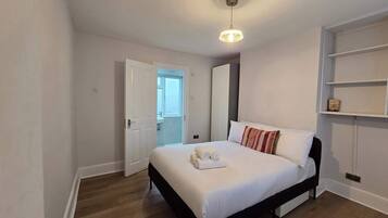 Iron/ironing board, Internet, bed sheets