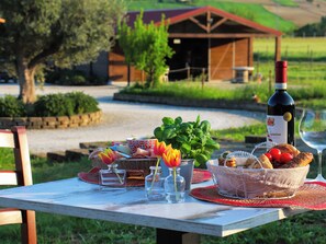 Outdoor dining - Le Dame Riding School & Farmhouse, Marche (Marche)