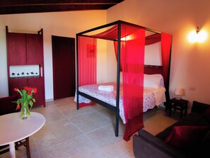 4 bedrooms, WiFi, bed sheets - Le Dame Riding School & Farmhouse, Marche (Marche)