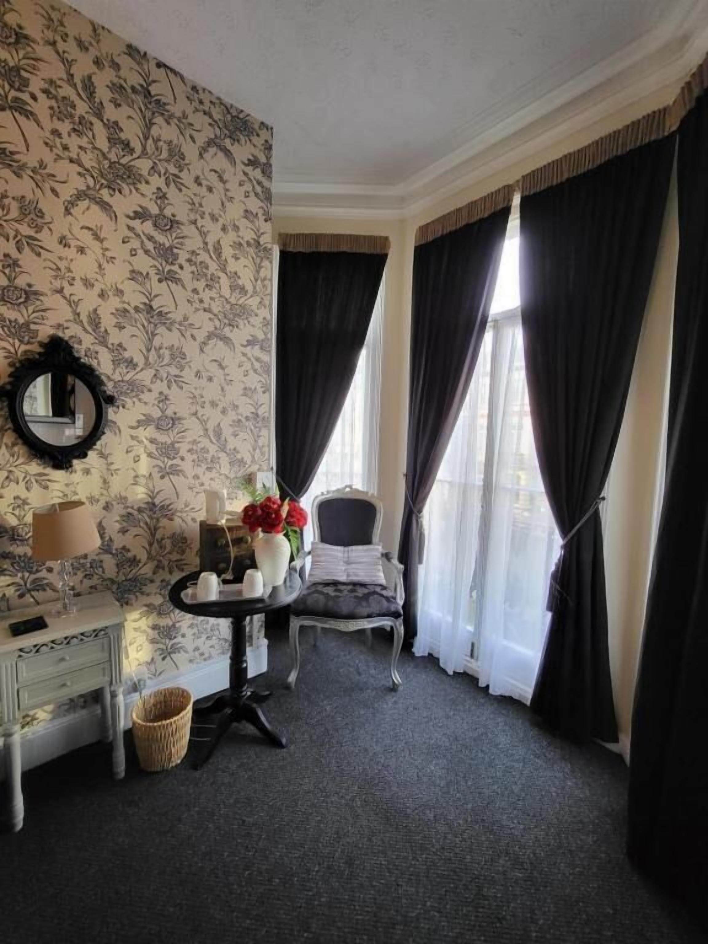 Superior Suite, Balcony, Sea View | Interior