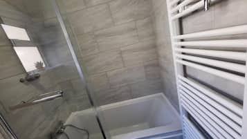 Deluxe Twin Room, City View | Bathroom