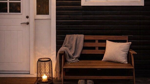 A wooden bench with a cushion, a door, a window, and a wall-mounted light fixture. - Little oasis with large terrace and a cozy garden (Grevinge)
