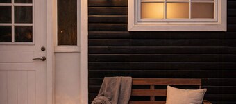 Lille oase med stor terrasse og en hyggelige have