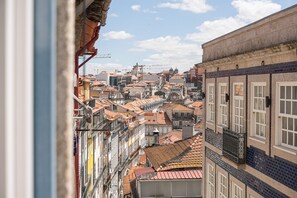 A cityscape with a view of buildings and a clear sky. - GuestReady - InPorto Building - Room 6 (Porto)