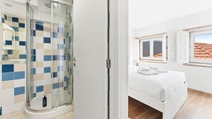 シャワー、ヘアドライヤー、タオル