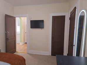 3 slaapkamers, een kluis op de kamer, een bureau