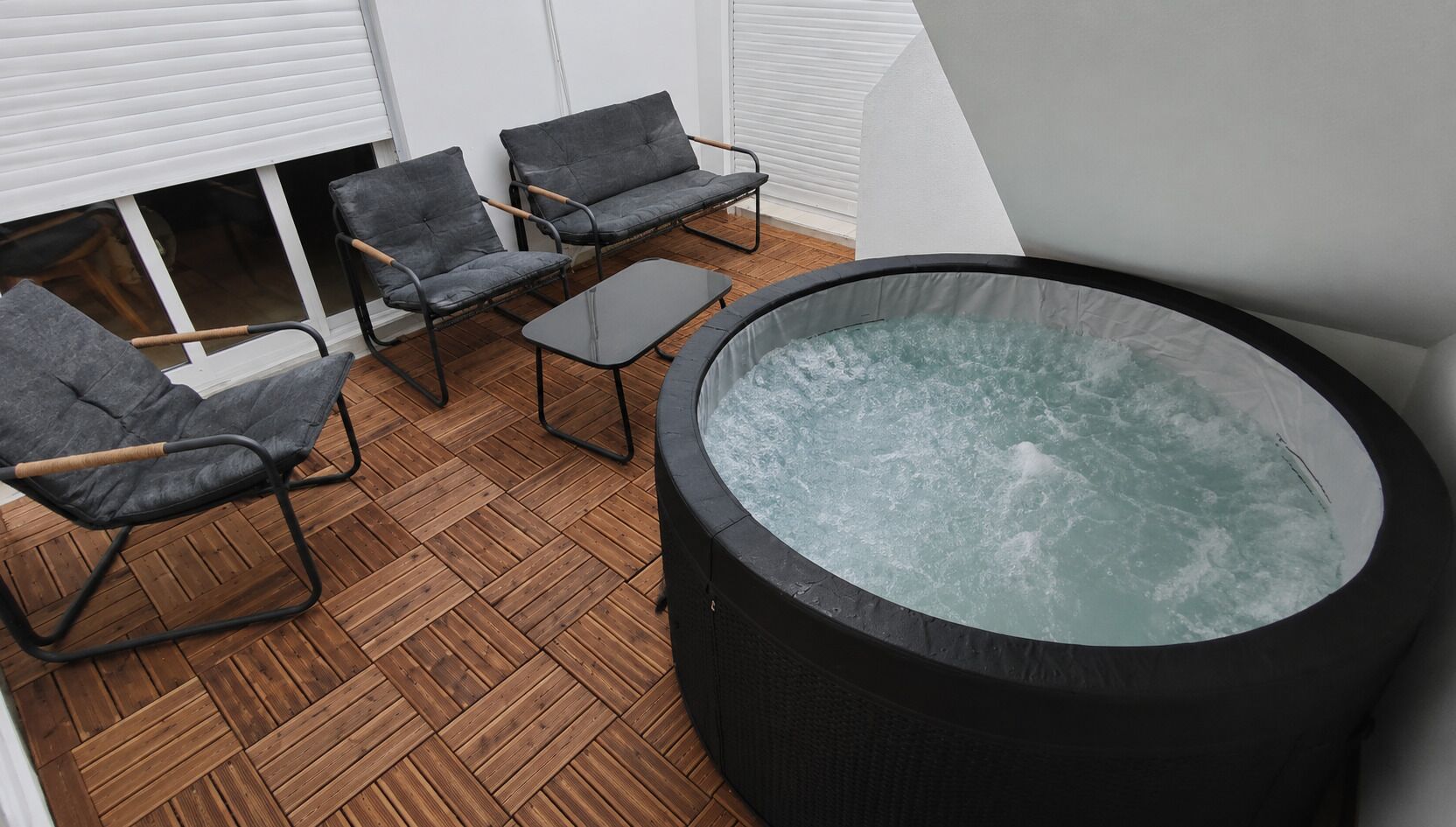 Outdoor spa tub