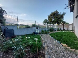 Property grounds - Air-conditioned family villa - Terrace & BBQ - 3 bedrooms - Private parking lot (Biguglia)