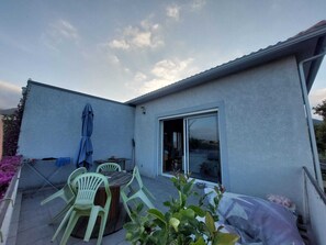 Outdoor dining - Vrbo Property (Biguglia)