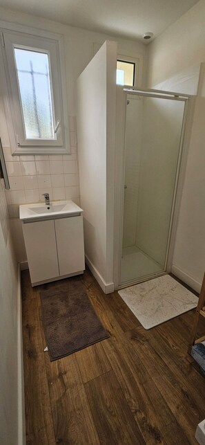 Shower, toilet paper - Vrbo Property (Saint-Brevin-les-Pins)