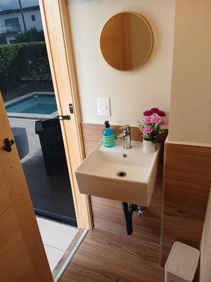 Haartrockner, Handtücher, Seife, Toilettenpapier