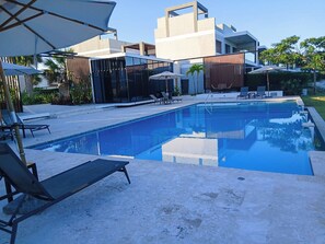 Una piscina cubierta