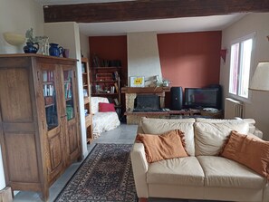 Living area - Vrbo Property (Nîmes)
