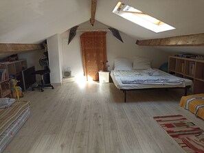 Room - Vrbo Property (Nîmes)