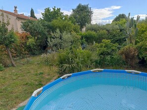 Outdoor spa tub - Vrbo Property (Nîmes)
