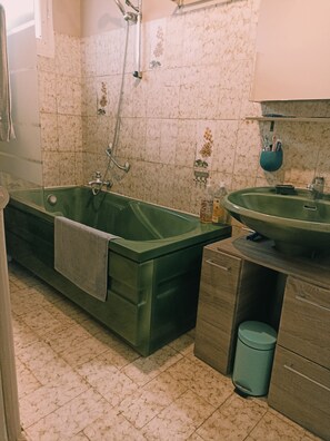 Bathroom - Vrbo Property (Nîmes)