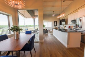 Dining - Airplane/Hanger Apartment 2 bedrooms 2bathrooms #4 (Salado)